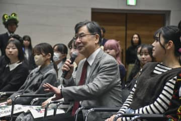 坂口志文さん「一日留学生」に　授賞式に向け、現地の文化学ぶ