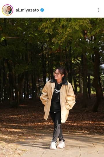 宮里藍がこなれ感あふれる“秋コーデ”を披露　オーバーサイズのコーチジャケットにお団子ヘアで「秋大好き」