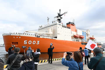 海自「しらせ」、南極へ横須賀を出港　総航程4万キロ、来年4月に帰港へ