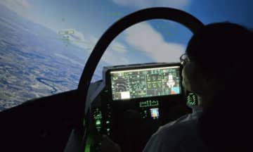 【日本初上陸】直径4mの巨大スクリーンでF1、戦闘機、GTカーを操縦せよ！江戸川区に没入型シミュレーター施設「シムピットストア」12月13日グランドオープン！