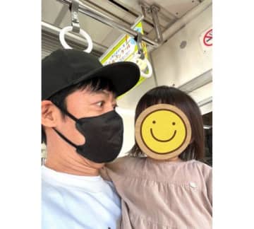 東貴博、1歳次女との"電車デート"ショットを公開