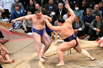 【九州場所】安青錦が義ノ富士に一方的に突き出されて痛恨２敗目「足がそろっちゃった」