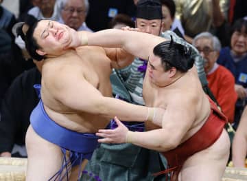 大の里連敗、2敗で3人並ぶ　豊昇龍9勝目、安青錦敗れる