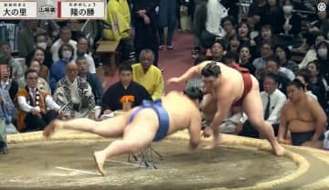 「誇らしげな顔」大の里“撃破”で隆の勝の“付け人”が… カメラが捉えた花道での“やり取り”にファンほっこり