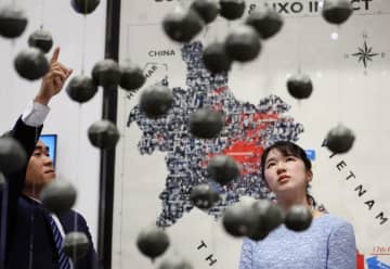 愛子さま、不発弾展示を視察　「ラオスからなくなるよう願う」