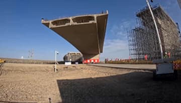 新疆の高速道路で最大スパンの旋回橋が回転に成功―中国