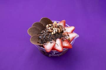 【新宿三丁目のフードホール】「reDine 新宿」にグリークヨーグルトとアサイーボール『J BOWL 新宿東口店』が11月16日ニューオープン！