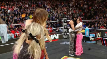 高飛車女王のキャラ崩壊…日本人女子レスラーによる“まさかの行動”が雪解けのきっかけに？ ファンもツッコミ「わろてて草」