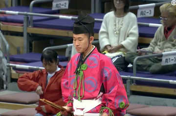 「細っ！」25歳行司の“ほっそり美脚”にファン注目 鮮やかな装束からすらり「騎手になれそう」