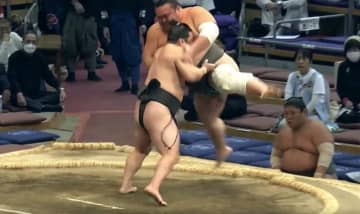 「浮いちゃった」“鬼”の炎鵬、厳しい攻めに館内どよめき 154キロを豪快に吊り上げて電光石火の寄り倒し