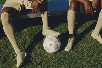 ニューバランス×ストーンアイランドのフットボールスパイク「フューロン V8」アパレルも