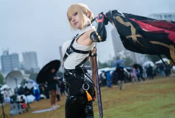 【コスプレ】タイトなパンツ×細いウエストで上着を翻す姿がかっこよすぎる！『ゼンゼロ』イヴリンが美しいボディラインで魅せる【写真8枚】