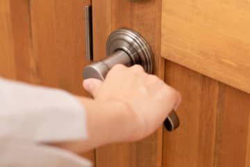 BTSジョングクさん宅に『日本人女性（50代）』が”侵入未遂”→オートロックを”何度も押した”疑いで事情聴取…ネットでもドン引きコメント殺到「いい年こいて…恥ずかしすぎる」「ファンではなくストーカーなのでは…」「日本人の恥晒し。ぜひ韓国で裁かれて欲しい。」