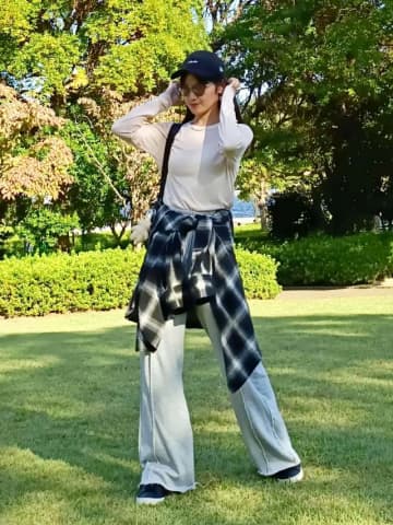 シャツの腰巻きコーデがカワイイ！おしゃれなコーデ術からシャツの選び方まで徹底解説