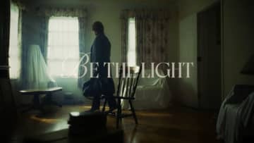 氷川きよし、“これからも歌で光を”という想いを込めた「BE THE LIGHT」MV公開