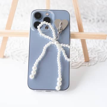 「それ可愛いね♡」→ なんと【ダイソー】！ 簡単にアレンジできる「優秀スマホグッズ」