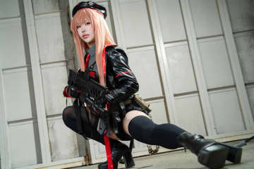 【コスプレ】くびれたウエストからの美尻×美脚がかっこいい！『NIKKE』ラピの美女レイヤーが大胆なポージングで魅せる【写真10枚】