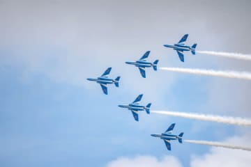 ブルーインパルスの曲芸飛行、航空自衛隊が動画を公開⇨「コックピットからの映像がすごすぎ…」「Gに耐えきれなぃ」と話題
