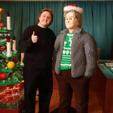 ルイス・キャパルディ、等身大レゴをプレゼントされる