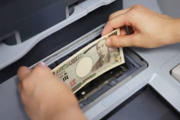 夫の給料から「毎月10万円」を私名義の口座に入金してもらっています。すべて生活費に使用していますが、贈与税はかかるのでしょうか？