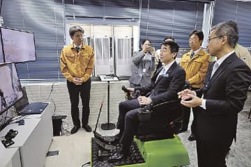 国交省／佐々木副大臣が遠隔施工デモ視察／省内から能登現場の建機操縦