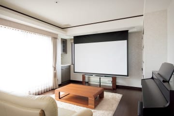 家族がくつろぐ空間に大画面！ 本格システムを開放感を損ねず美しくインストール