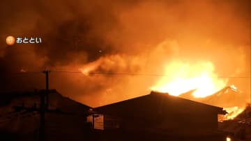大分大規模火災の消火活動続く…鎮火のめど立たず73世帯が避難　無人島「蔦島」では24時間以上経過した夜も炎