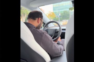 テスラ・ロボタクシーの安全監視員が「居眠り」乗客に動画投稿される