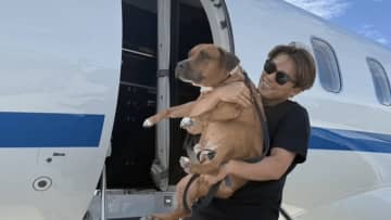 「友達はデコピン」山本由伸、愛犬“カルロス”を初公開　プライベートジェットでの抱っこショットに「可愛すぎる」「陰のMVP」