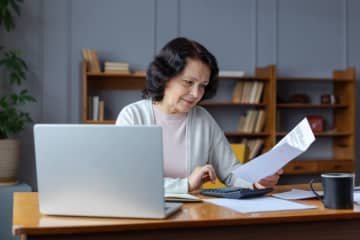 主人の年末調整で税務署から「扶養控除の見直しが必要」と言われ、私の過去3年分の所得証明を求められました。追加で税金を払う可能性もありえますか？