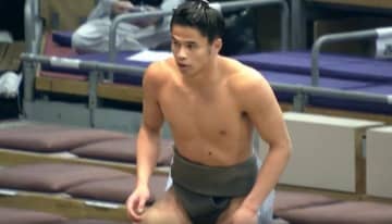 「すごいことした」72キロの“モデル体型”力士が驚きの動き 館内どよめき 「すごい体勢」「回転力凄い」