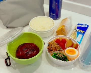 小倉優子、息子たちの好物を入れた手作り弁当を公開「我が家の人気メニューみたいです」