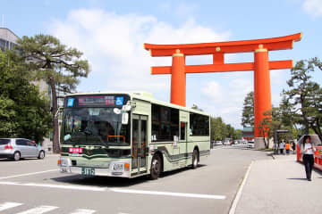 紅葉見頃で京都のバス混雑がスゴい…知っておきたい、無料振替サービス