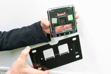 レグザ、75型超え大画面テレビもほぼ隙間なく壁掛けできる「レグザすっきり壁掛けユニット」を開発中