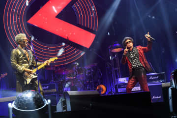 奥田民生×吉川晃司のOoochie Koochie武道館公演をWOWOWで放送・配信　「LA VIE EN ROSE」「Maybe Blue」など代表曲を歌唱し合うシーンも