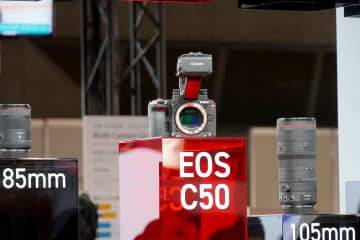 ＜Inter BEE＞キヤノン、タテ動画の同時撮影を実現した「EOS C50」展示／富士フイルムやニコンはシネマ用カメラを展示