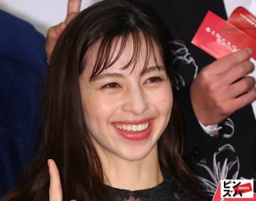 「衝撃の美しさ」中条あやみ、VIVANT超え間近『じゃあつく』真っ赤なオフショが沸騰「美唇に美鎖骨」