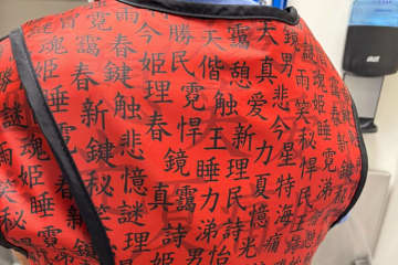 手術直前の外科医、看護師の服装にギョッとした　耳なし芳一スタイルが「防御力高そう」と話題