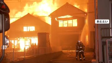 「夜も寝られない」70世帯が避難先で不安な一夜…大分市の大規模火災3日目　自衛隊ヘリなど消火活動も鎮火せず