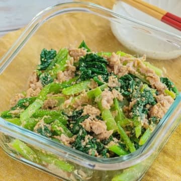 【小松菜とツナ缶あったらこれ作っとこ】「秒で作れるのにウマすぎて震える」「こういう副菜が一品あると絶対助かる」激ラク常備菜レシピ4選