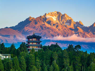 朝日を受けて輝く玉竜雪山　中国・雲南省麗江市