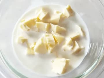 6Pチーズと牛乳をレンチンして…？　できた簡単おつまみに「たまらん！」