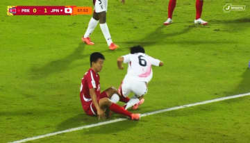 「サッカーしようぜ…」北朝鮮代表MFが“危険すぎるカニバサミタックル”→日本代表MFが悶絶「挟んでますもんね」解説者やファンが怒り【U-17W杯】