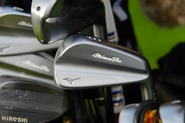 ミズノ「S-1」にスイッチ 岩田寛はなぜマッスルバックを使い続けるのか？