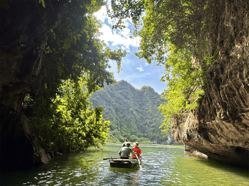 【陸のハロン湾・世界遺産チャンアン】洞窟を抜けるスリルとのどかな原風景を味わう手漕ぎボートクルーズ
