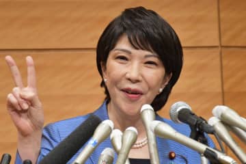 高市首相、柿を食べた直後の「一言」が話題に　「ジューシーって言って欲しかった」残念がる人も