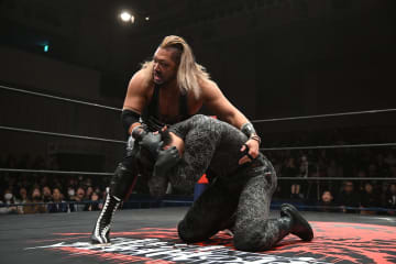 【新日本】EVIL、シュン・スカイウォーカーを暗闇の“マスク剥ぎ”葬！“粛清”完遂でH.O.T.興行の幕開けを飾る「地獄の底を這いつくばっとけ」