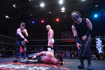 【新日本】武知海青、屈辱の“パイプカット”葬。H.O.T.がDDT軍を惨殺も、棚橋弘至への想いを激白「いつでもどこでも駆けつけます！」