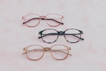 Zoff×マキアージュ“チーク効果”のある血色感メガネ、ピンクのべっ甲やベージュグラデカラー