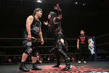 【新日本】高橋裕二郎vs上谷沙弥の性別を超えた“粛清”マッチは無効試合の結末！怒りの上谷がEVILへ「沙弥様がお前の首を獲るまで、逃さねえからな！」